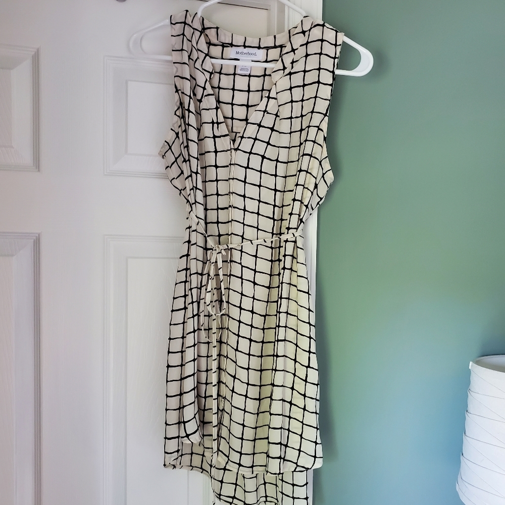 Button-down sleeveless maternity tunic